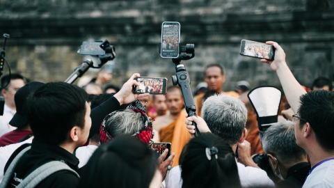 Image of a hoard of Media at a press conference